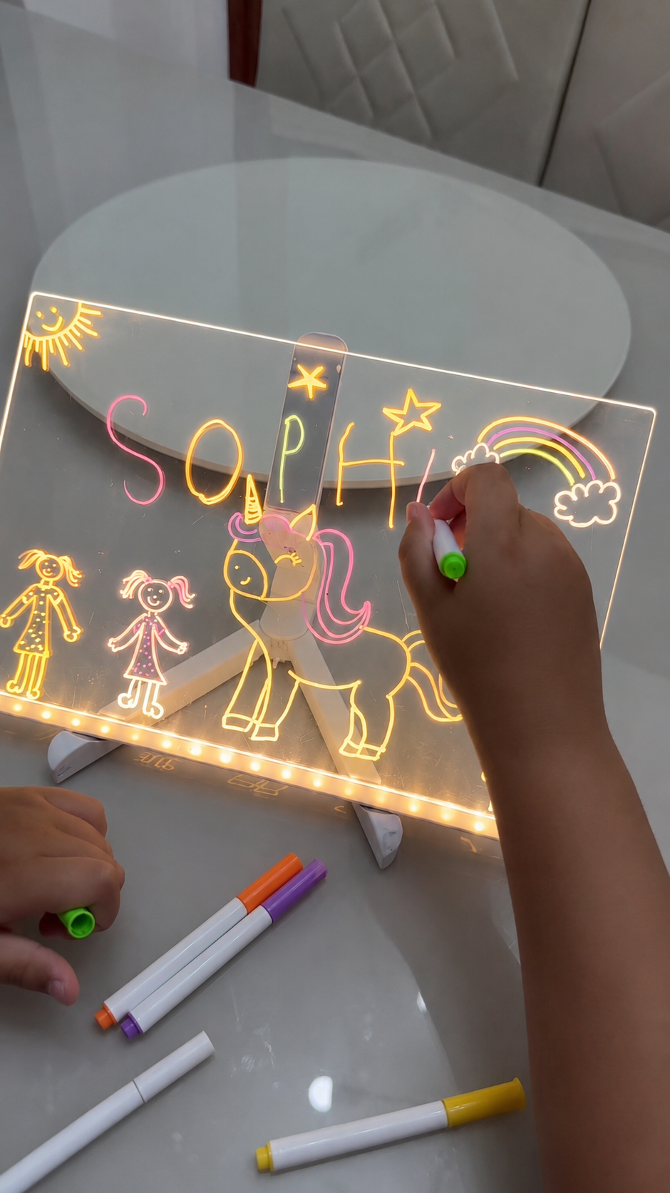 Criança desenhando na Lousa Mágica LED