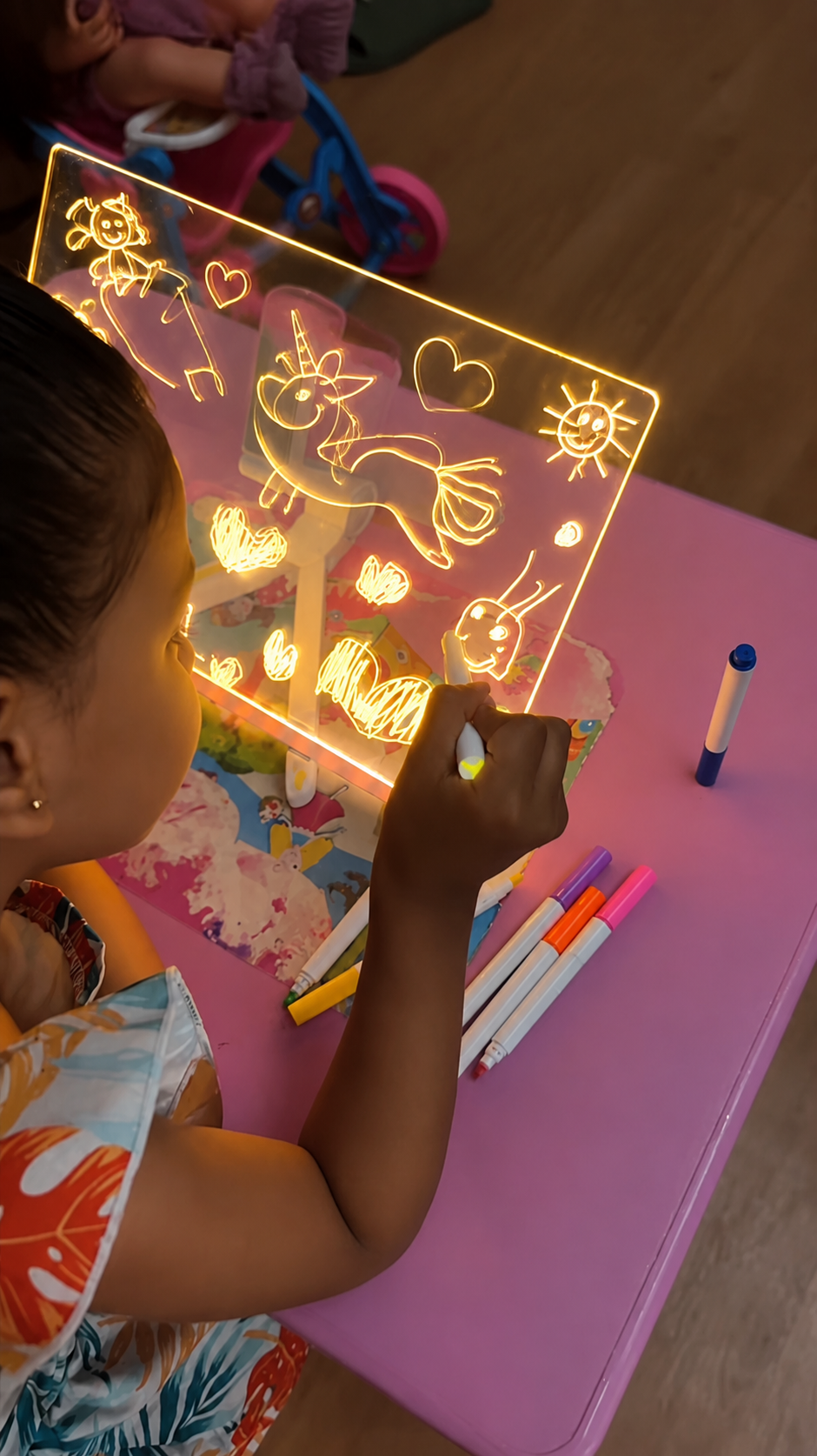 Criança desenhando na Lousa Mágica LED