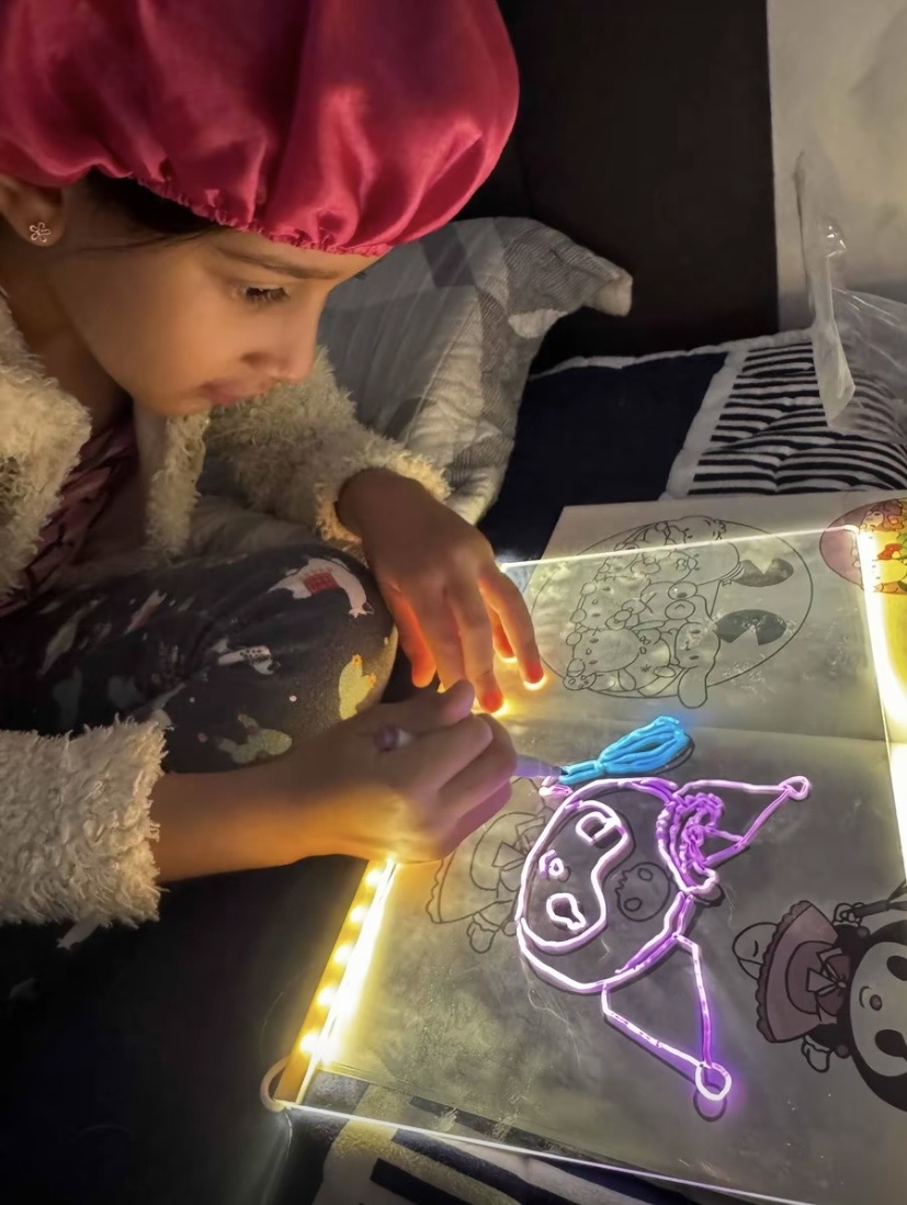 Criança desenhando na Lousa Mágica LED