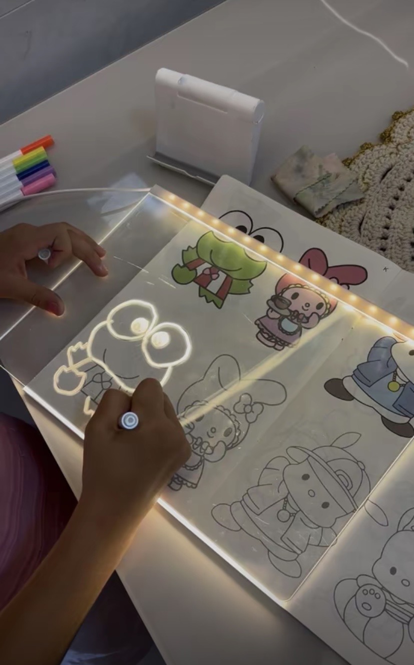 Criança desenhando na Lousa Mágica LED